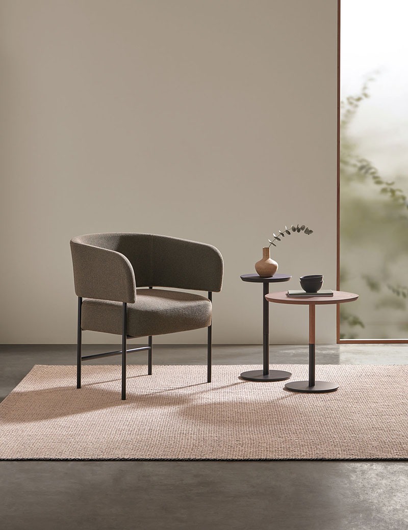 Blasco&Vila RC Metal armchair ja Row -pöydät