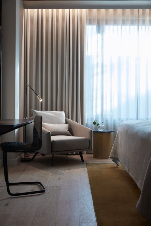 Stua Costura nojatuoli Solo Sokos Hotel Paviljonki hotellihuoneessa