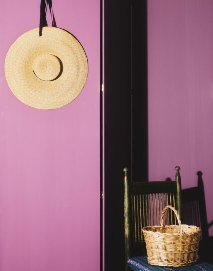 St. Leo Bio Paint -seinapinta voimakkaassa violetinsävyssä sisätilassa