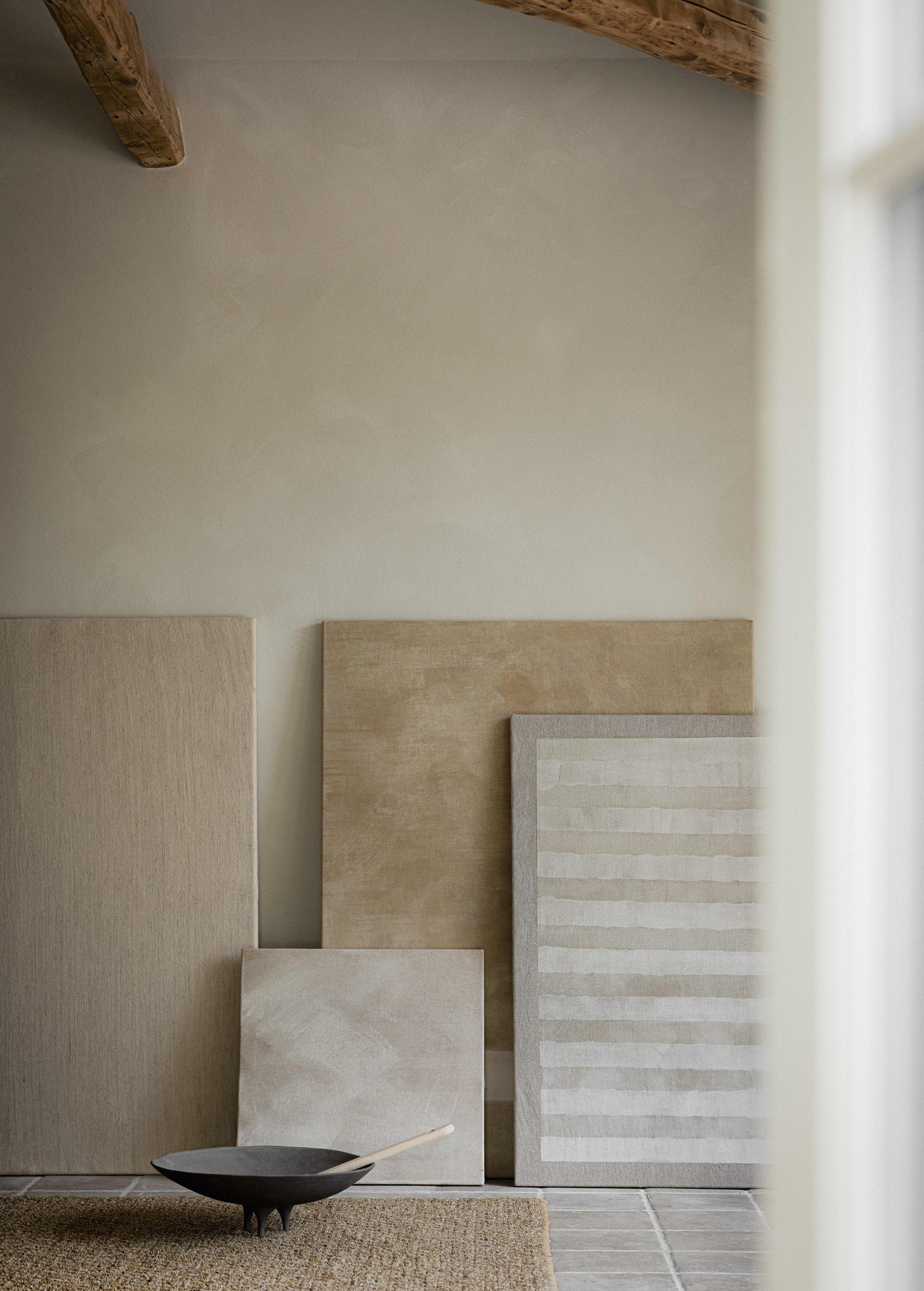 St. Leo Lime Paint -seinapinta, mineraalinen kalkkimaali murretussa sävyssä luonnonvalossa